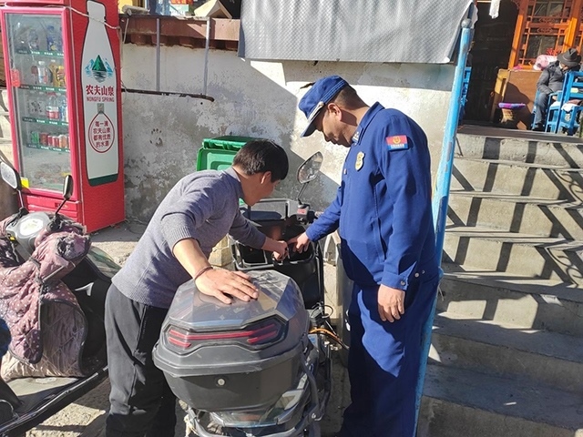 拉薩市消防救援支隊組織開展電動自行車消防安全檢查工作。受訪者供圖