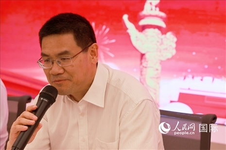 北京海外聯(lián)誼會(huì)會(huì)長楊晉柏在座談會(huì)上致辭。人民網(wǎng)記者 陳海琪攝