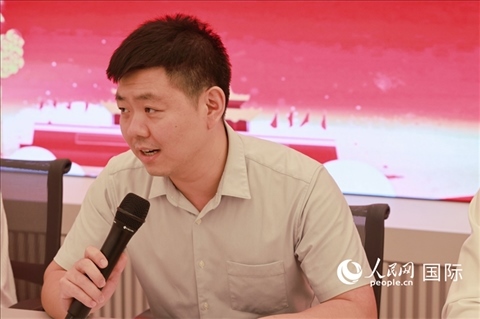 中國駐里約總領(lǐng)館領(lǐng)僑處處長齊冀在座談會(huì)上致辭。人民網(wǎng)記者 陳海琪攝