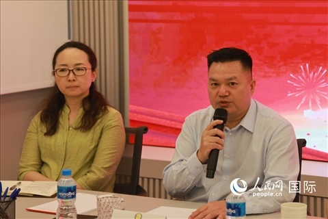 巴西和統(tǒng)會(huì)會(huì)長張小春（右）在座談會(huì)上致辭。人民網(wǎng)記者 陳海琪攝