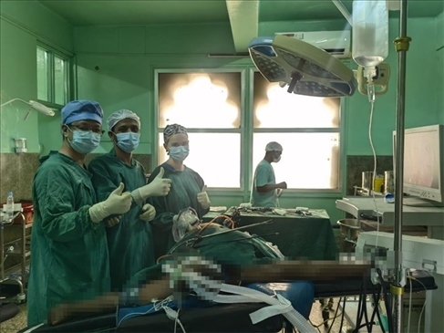 蔣國慶醫(yī)生（左）和當?shù)蒯t(yī)生慶祝手術(shù)成功。中國援桑醫(yī)療隊供圖