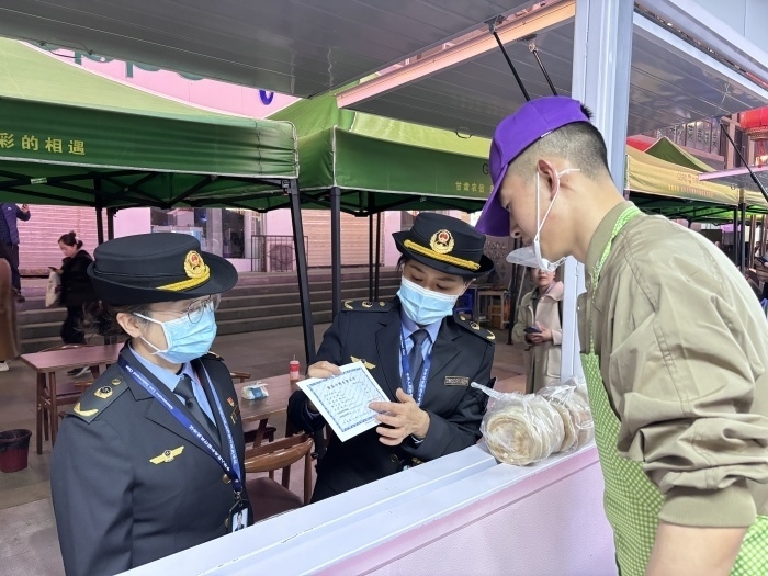 甘肅省天水市麥積區(qū)北道埠街道市場監(jiān)管所為麥積區(qū)步行街開辦的“麻辣燙一條街”提供送證上門服務(wù)。受訪者供圖
