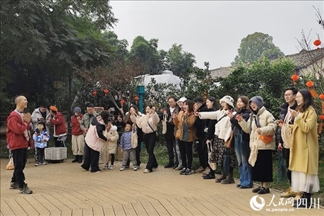 葉科（左一）給前來參與活動的“柑爸柑媽”介紹生態(tài)種植果。人民網(wǎng)記者朱虹攝