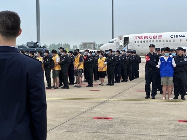 中國籍涉賭詐違法犯罪嫌疑人從柬埔寨被押解回國。人民網(wǎng)記者 郝萍攝