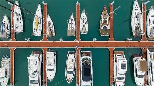 △超250艘船艇亮相第四屆消博會游艇展。