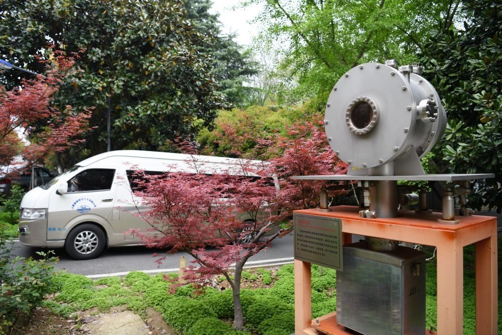 2024年4月6日，在位于安徽合肥的中國科學(xué)技術(shù)大學(xué)，自主研制的原位實驗裝置準(zhǔn)備運往上海光源開展實驗。