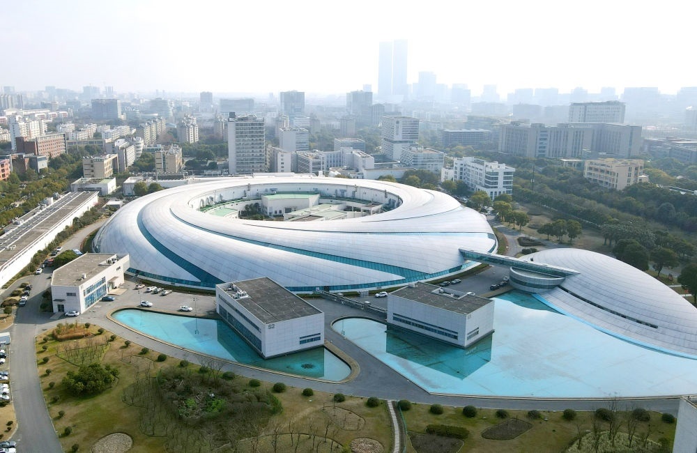 空中俯瞰位于上海張江科學(xué)城的上海光源（2024年2月27日攝，無人機照片）。