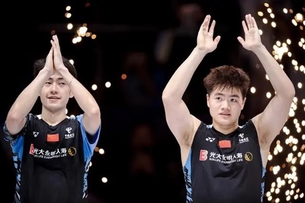 4月14日，梁偉鏗（右）/王昶在頒獎(jiǎng)儀式上。 新華社記者 江漢攝