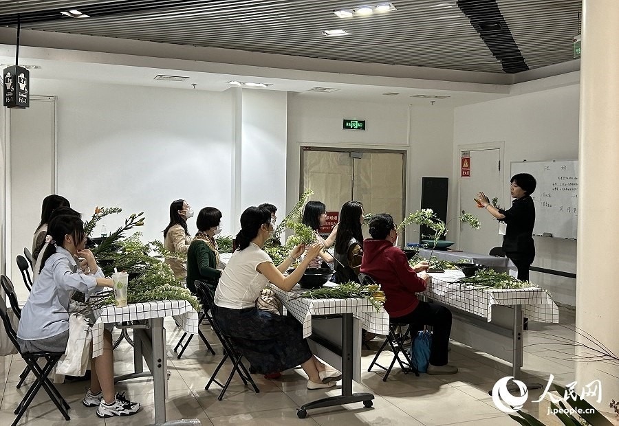插花體驗(yàn)課。人民網(wǎng) 玄番登史江攝