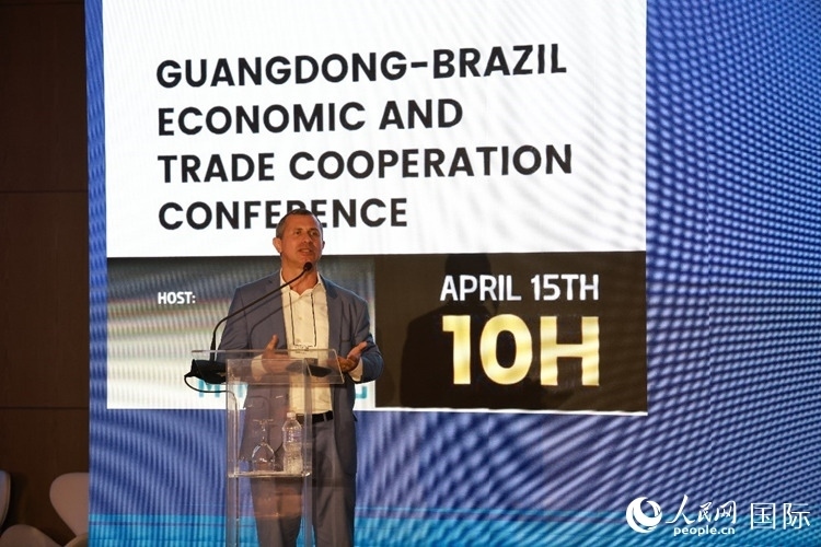 巴西里約州能源和海洋經(jīng)濟(jì)部國務(wù)秘書費(fèi)利佩·佩肖托在推介會上致辭。人民網(wǎng)記者 陳海琪攝