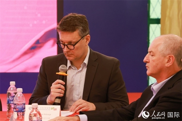 中巴友好協(xié)會主席恩里克·諾布雷加（左）在座談會上致辭。人民網(wǎng)記者 陳海琪攝