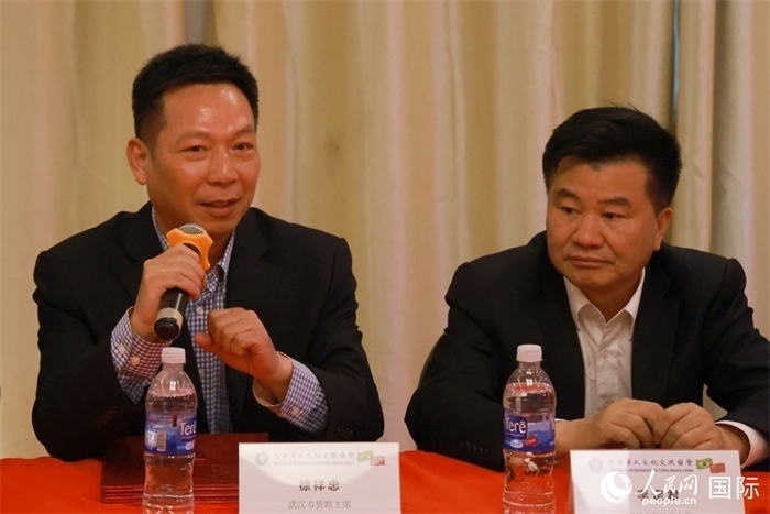 武漢市僑聯(lián)主席徐祥忠（左）在座談會上致辭。人民網(wǎng)記者 陳海琪攝