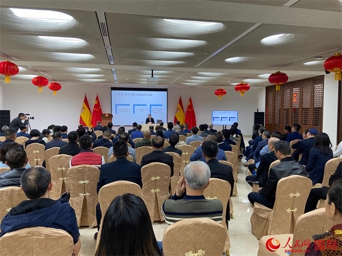 季奕鴻律師主講法律知識(shí)。人民網(wǎng)記者 范劍青攝