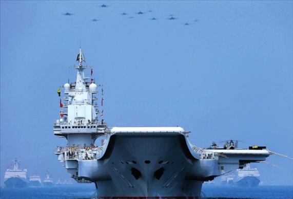 制空作戰(zhàn)梯隊飛越航母編隊上空（2018年攝）。 張雷攝
