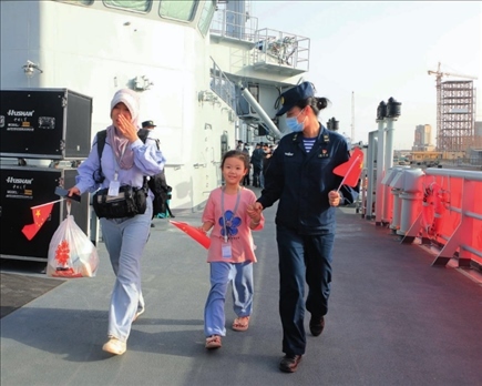 海軍軍艦赴蘇丹緊急撤離我在蘇丹人員。圖為海軍官兵帶領(lǐng)同胞登艦（2023年4月26日攝）。丁家興攝