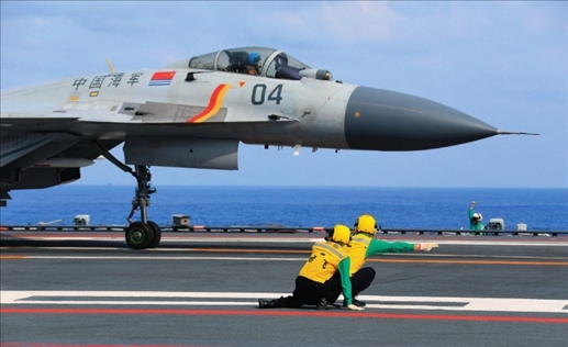 遼寧艦起飛助理作出放飛手勢，殲-15艦載戰(zhàn)斗機(jī)起飛（2020年4月攝）。張凱攝