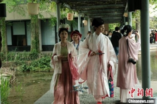 年輕人盛裝過(guò)“漢服節(jié)”。毛瑜 攝