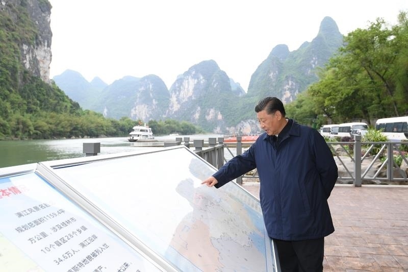 △2021年4月25日，習(xí)近平總書記在廣西桂林市陽朔縣漓江楊堤碼頭，了解漓江流域綜合治理、生態(tài)保護等情況。