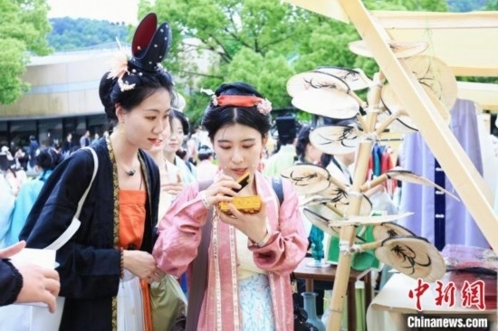 漢服愛(ài)好者逛集市。中國(guó)絲綢博物館 供圖