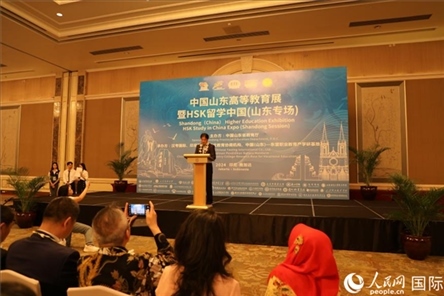 中國駐印尼大使館文化參贊周斌在活動(dòng)開幕式上致辭。人民網(wǎng)記者曹師韻攝
