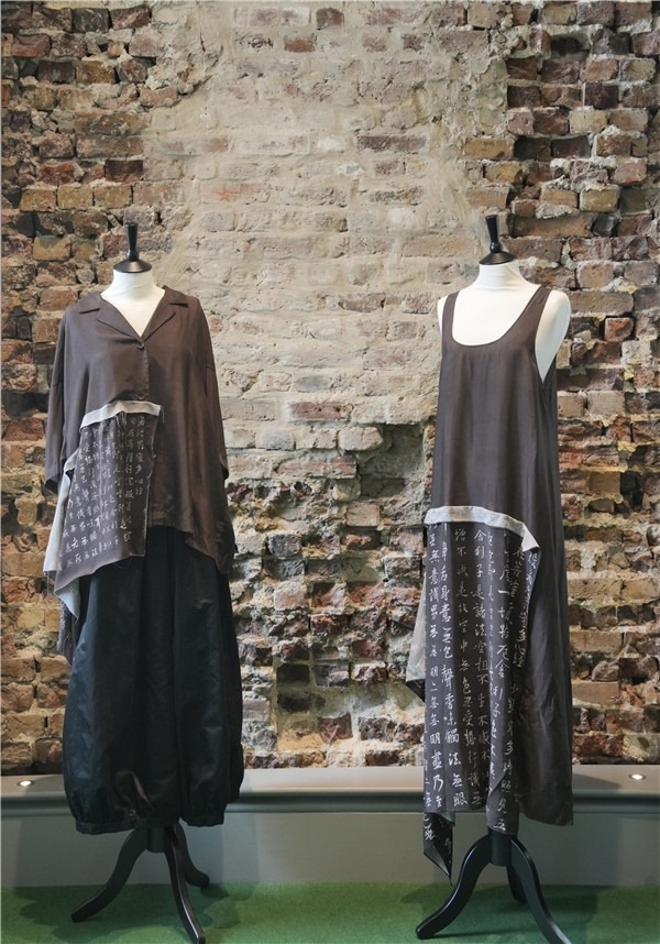 展覽展示的以中國文字為創(chuàng)作靈感的服裝《心經(jīng)》。主辦方供圖