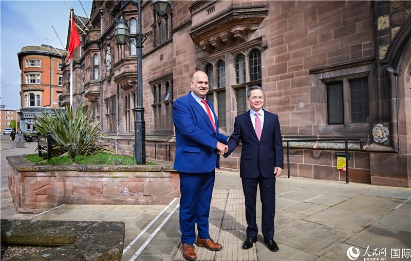 圖為中國駐英國大使鄭澤光在考文垂市政廳會見現(xiàn)場。人民網(wǎng) 郭錦標攝