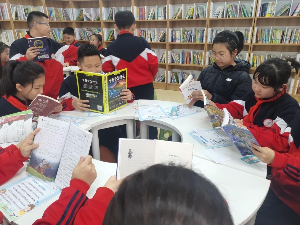 3月28日，遼寧省沈陽(yáng)市鐵西區(qū)重工街第一小學(xué)的同學(xué)們?cè)谥腔蹐D書(shū)借閱室里專(zhuān)注閱讀。（沈陽(yáng)市鐵西區(qū)委宣傳部供圖）