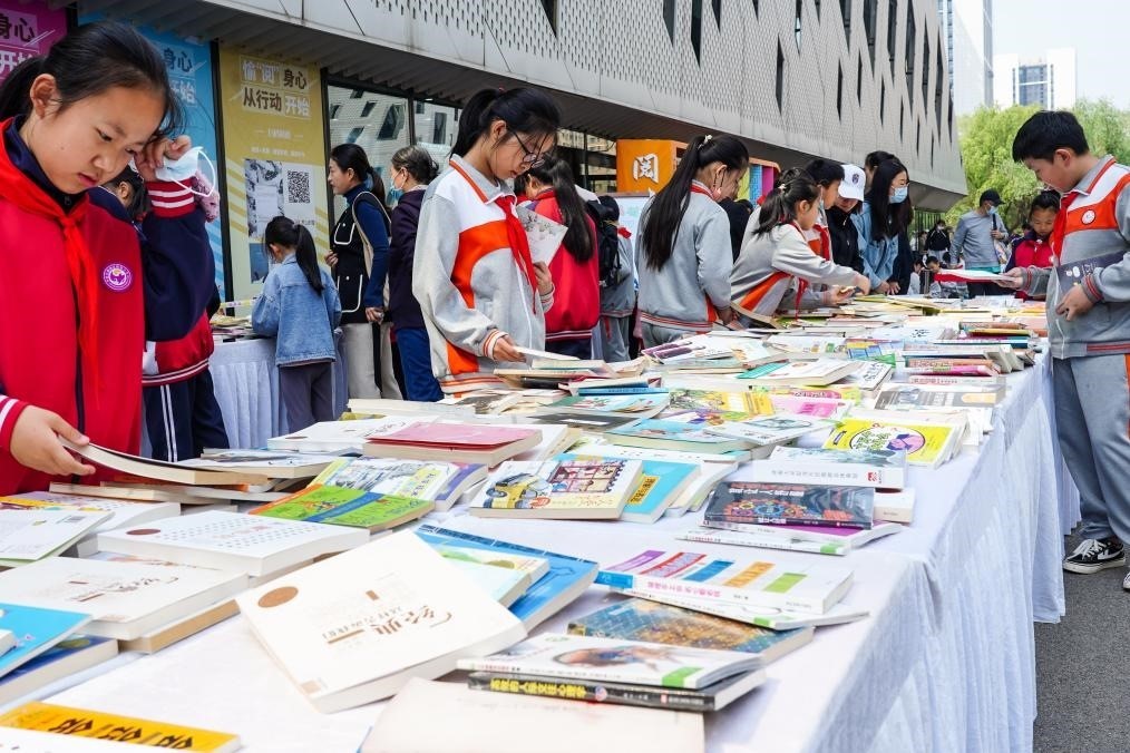 4月20日，山東省濟(jì)南市第十四屆“書(shū)香泉城”全民閱讀節(jié)在濟(jì)南市圖書(shū)館啟動(dòng)，小學(xué)生在閱讀節(jié)上參與換書(shū)活動(dòng)。新華社記者 朱崢 攝