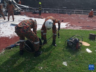 4月23日，救援人員在馬來西亞霹靂州的直升機墜毀現(xiàn)場救援。新華社發(fā)（馬來西亞消防拯救局供圖）