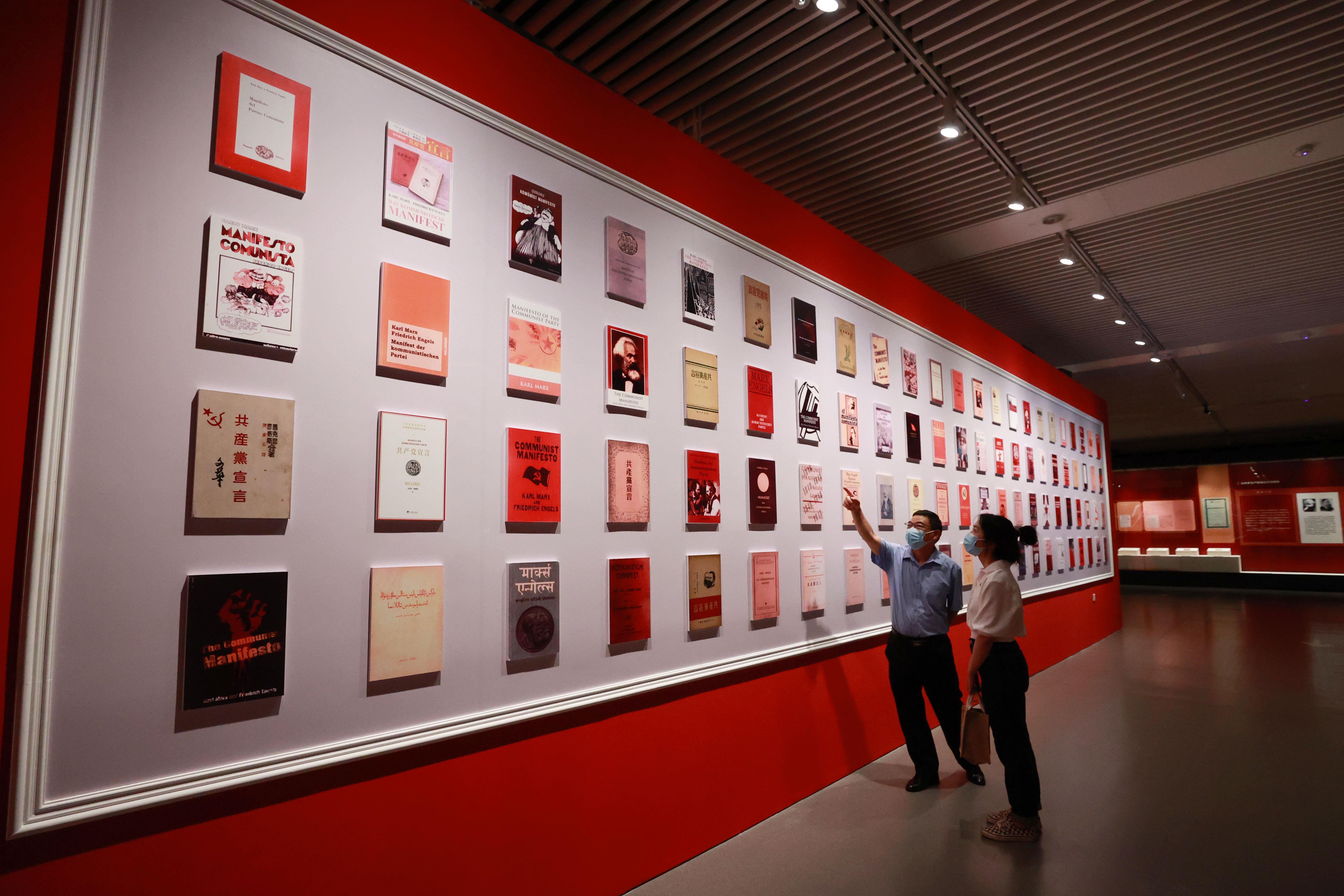 △2021年8月5日，觀眾在國家圖書館觀看不同版本的《共產(chǎn)黨宣言》。