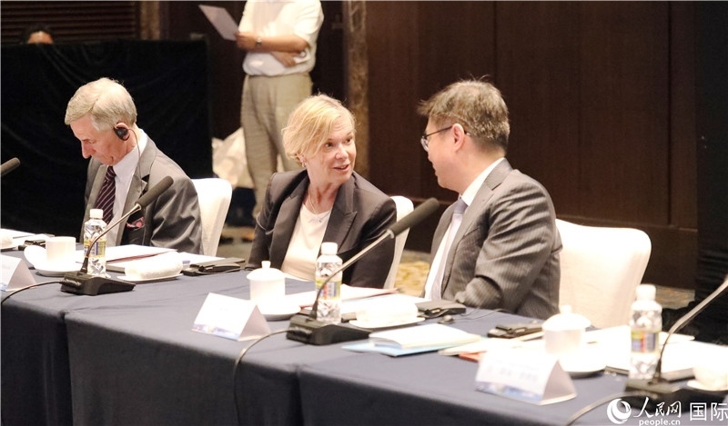 宣介會上，中外官員親切交談。人民網(wǎng)記者趙益普攝