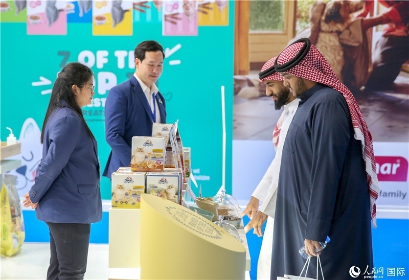 圖為當(dāng)?shù)乜蜕淘谥袊?guó)企業(yè)展位前參觀(guān)，塔里克·易卜拉欣攝 (2)