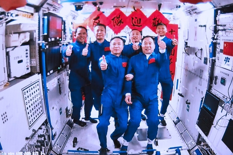 2023年5月30日，神舟十五號航天員乘組與神舟十六號航天員乘組拍下“全家?！钡漠嬅?。