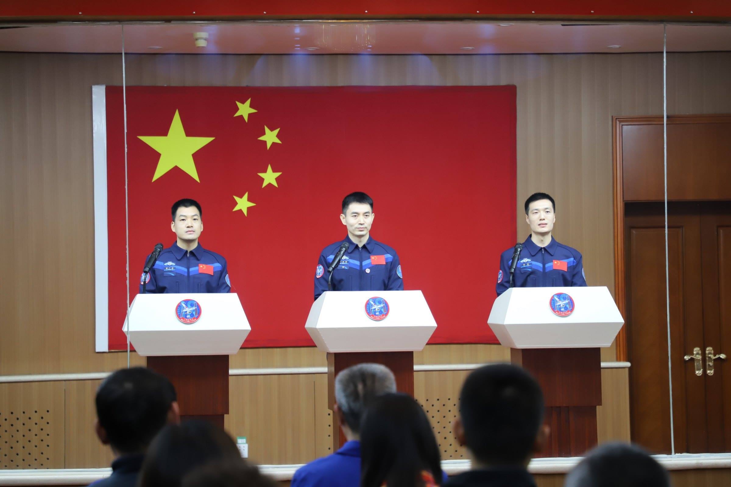 神舟十八號航天員與中外媒體記者集體見面。人民網(wǎng)記者 黃帆攝