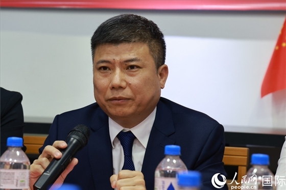 浙江省蘭溪市市委常委柳衛(wèi)東在座談會上致辭。人民網(wǎng)記者 陳海琪攝