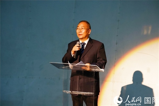 四川省文化和旅游廳副廳長王成平在活動現(xiàn)場進(jìn)行旅游推介。人民網(wǎng)記者 陳海琪攝