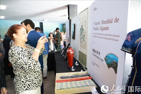 巴西民眾在活動現(xiàn)場在四川非遺前駐足觀看。人民網(wǎng)記者 陳海琪攝