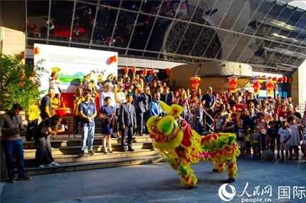 巴西民眾在里約天文館前觀看舞獅表演。四川省文化和旅游廳供圖。