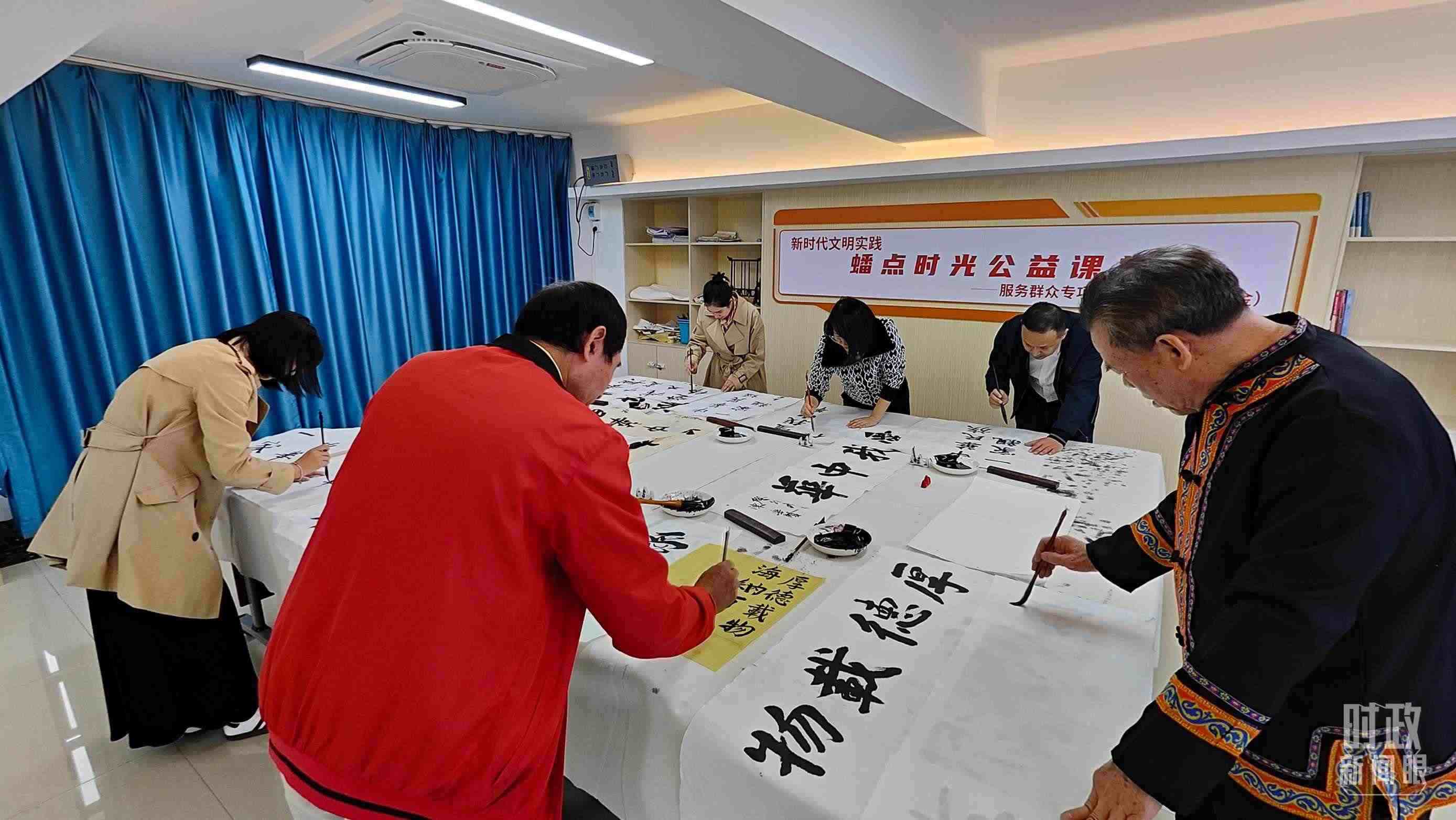 △廣西南寧市多民族社區(qū)——盤龍社區(qū)居民練習(xí)書法。（總臺(tái)央視記者楊立峰拍攝）