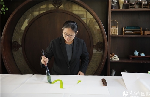 緬甸駐華大使館副館長、公使銜參贊杜欣瑪泰參加《五百筆·瀾湄合作》集體藝術(shù)創(chuàng)作。人民網(wǎng)王婧攝