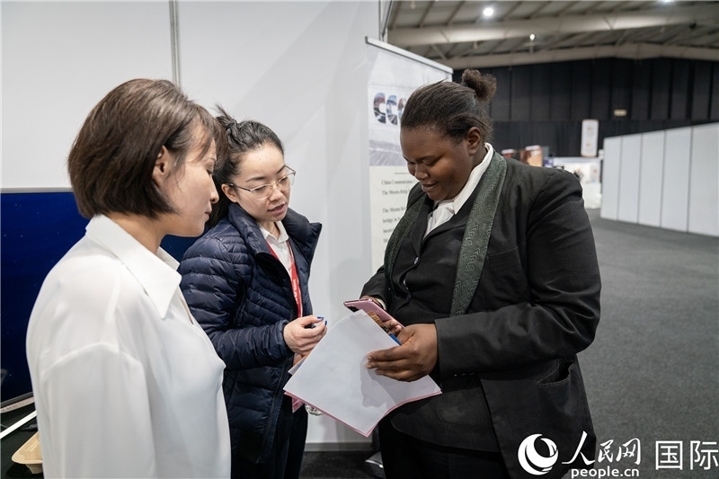 中企工作人員和當?shù)厍舐氄呓徽?。希拉茲攝