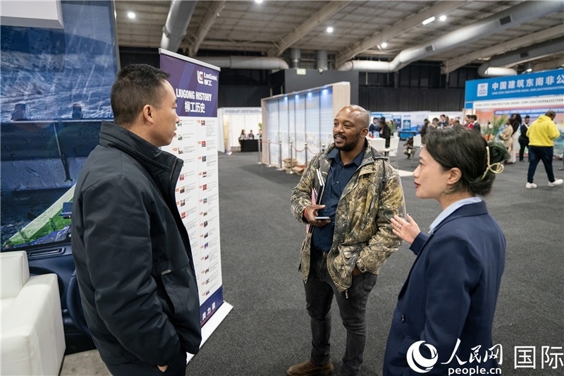 中企工作人員和當?shù)厍舐氄呓徽?。希拉茲攝