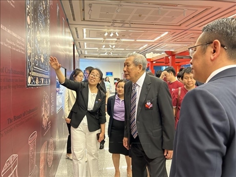 工作人員為泰國前副總理、泰中文化促進委員會主席披尼講解展覽內(nèi)容。中國駐泰國大使館供圖