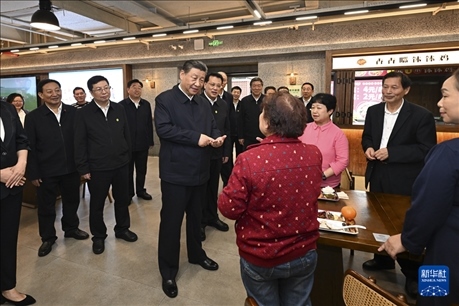 4月22日至24日，中共中央總書(shū)記、國(guó)家主席、中央軍委主席習(xí)近平在重慶考察。這是22日下午，習(xí)近平在九龍坡區(qū)謝家灣街道民主村社區(qū)考察時(shí)，同正在社區(qū)食堂就餐的群眾親切交流。新華社記者 謝環(huán)馳 攝