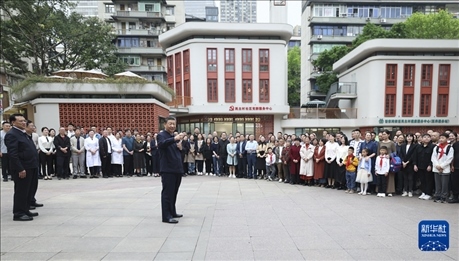 4月22日至24日，中共中央總書(shū)記、國(guó)家主席、中央軍委主席習(xí)近平在重慶考察。這是22日下午，習(xí)近平在九龍坡區(qū)謝家灣街道民主村社區(qū)考察時(shí)，同社區(qū)居民親切交流。新華社記者 鞠鵬 攝