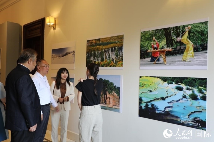 四川省文化和旅游廳副廳長王成平、墨西哥松林文化中心展覽部主任盧西亞·恩里克斯·岡薩雷斯·薩拉維亞、墨西哥中國文化中心主任石岳文參觀圖片展。拍攝者為墨西哥分社外籍雇員埃內斯托·多明戈斯