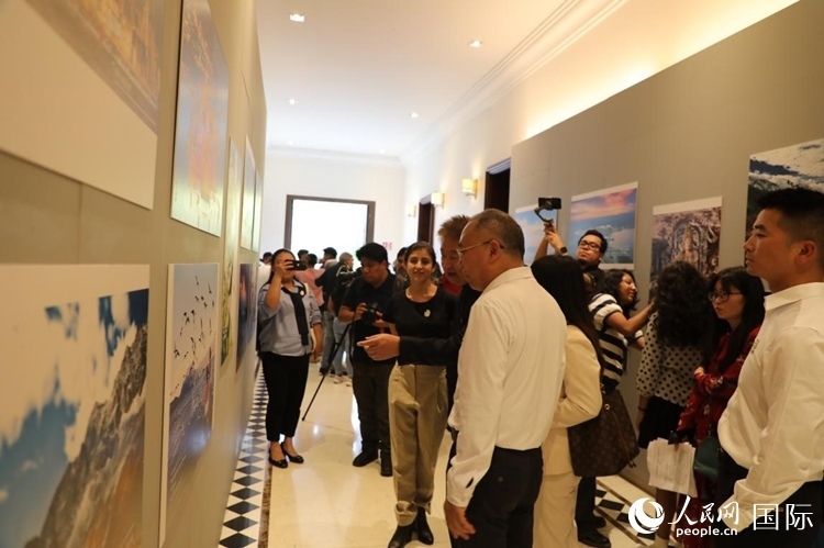 參觀者在圖片展活動現(xiàn)場。拍攝者為墨西哥分社外籍雇員埃內斯托·多明戈斯