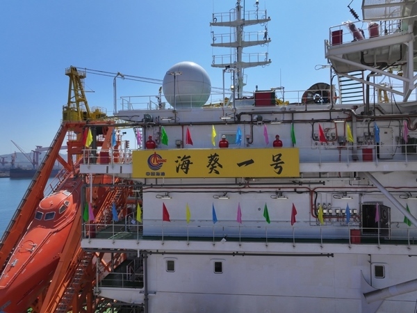 亞洲首艘圓筒型FPSO“?？惶枴苯ㄔ焱旯?。韓慶攝