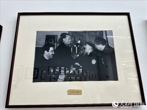 萬徒勒里（左一）與艾青、蕭三、齊白石的老照片。人民網(wǎng)記者 周雨攝