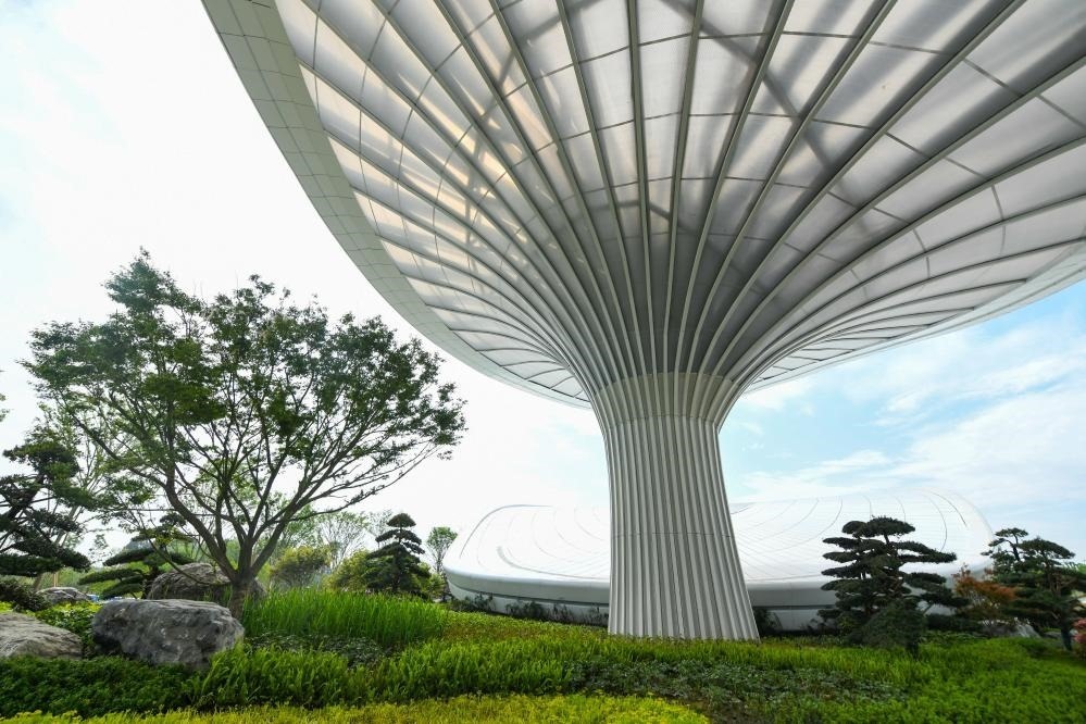 這是2024年4月22日拍攝的成都世園會主會場入口處的“芙蓉花”底部，它兼具收集雨水、循環(huán)利用的功能。新華社記者 王曦 攝